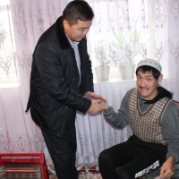 «Инфоком» мамлекеттик ишканасы Кыргызстандын майыптарына жалпы суммасы 40 миң сомго кайрымдуулук жардамын көрсөттү